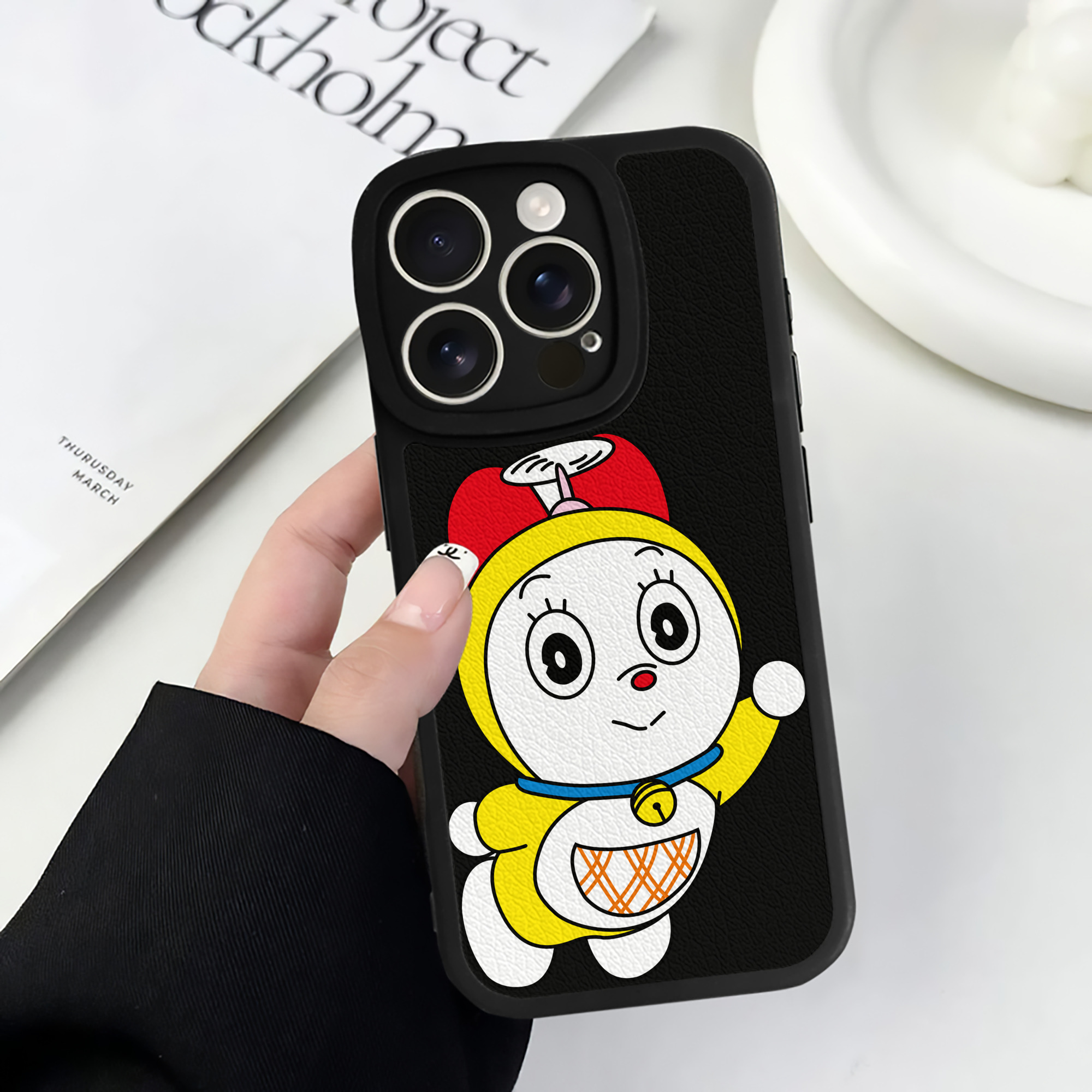 （画像用） ドラえもん ドラミ Doraemon Dorami 【iPhone 16シリーズ対応】シリコンスマホケース（レザー調） 材質：シリコン